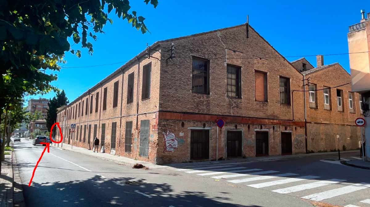 Edificio de ladrillo en una esquina del Passeig de la Riera de Rubí, relacionado con los vestigios de la riada de 1962