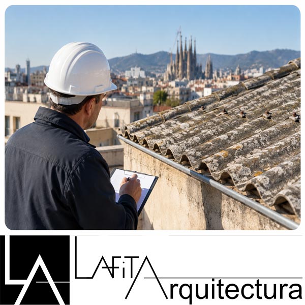 Arquitecto inspeccionando una cubierta de fibrocemento con posible amianto en un edificio de Barcelona
